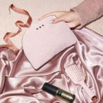 Set regalo GHD CON NECESER, PROTECTOR Y MINI CEPILLO BEIGE CASHMERE - Imagen 2