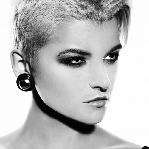 alta-moda-look-glamor-closeup-retrato-de-hermosa-sexy-elegante-caucasica-joven-modelo-con-maquillaje-moderno-brillante-con-cabello-corto (1)