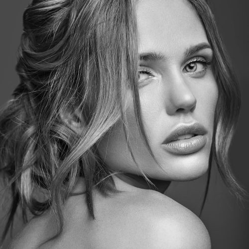 retrato-de-moda-de-belleza-de-la-joven-modelo-rubia-con-maquillaje-natural-y-piel-perfecta-posando (1)